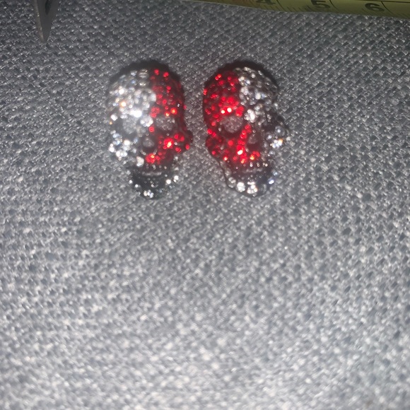 Red and white skull stud earrings - Picture 2 of 3